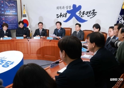 [포토] 이재명, '尹정부 슬로건 활용' 지적에 "쥐만 잘 잡으면 돼"