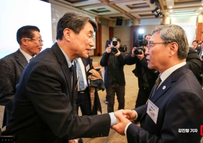 [포토] 손 맞잡은 이주호 사회부총리-정근식 서울시교육감