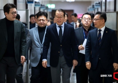 [포토] 회의실 향하는 권영세 비대위원장