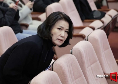 [포토] 자리에 앉는 이진숙 방통위원장