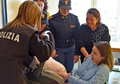 "임신했다" 거짓말…신생아 납치해 출산파티 연 伊부부