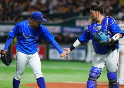 "가족이 내 힘"…불륜 파문 야구선수의 두 얼굴