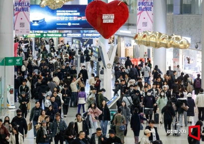[포토] 여행객으로 붐비는 인천공항 면세구역