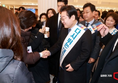 [포토] 귀성길 시민들과 인사하는 이재명 대표