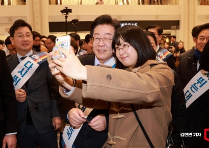 [포토] 이재명 대표 '귀성객과 함께 셀카'