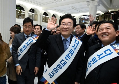 [포토] 귀성객들 향해 인사하는 이재명 대표