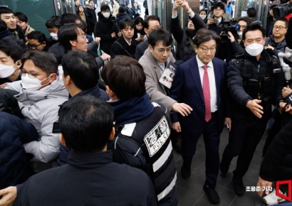 [포토] 항의 받는 권성동 국힘 원내대표