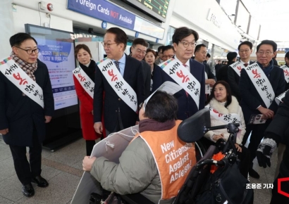 [포토] 전장연 회원에 항의받는 권영세-권성동