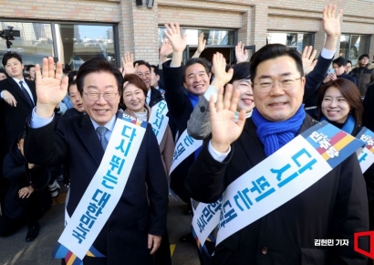 [포토] 민주당, 고속버스터미널에서 설 명절 귀성 인사
