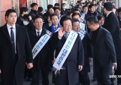 [포토] 귀성 인사 나선 이재명 “시절이 어수선해도 곧 다 정리될 것”