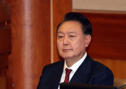 깔끔히 정리된 尹 헤어 스타일링…법무부 "대통령 신분 고려"