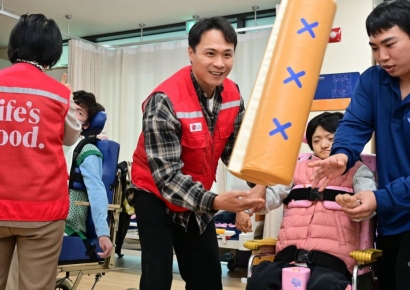 LG전자 임직원들, 설 앞두고 장애인 센터서 봉사활동   