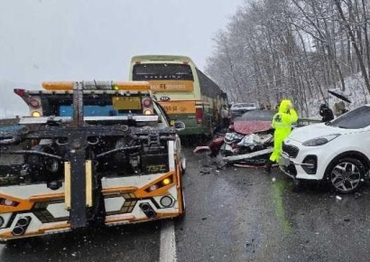 영동고속도로서 버스·승용차 등 11중 추돌…10명 중경상