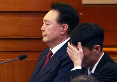 與 "형사법 체계 혼란 민주당 사과해야" vs 野 "尹기소 부정·대선준비, 한심"