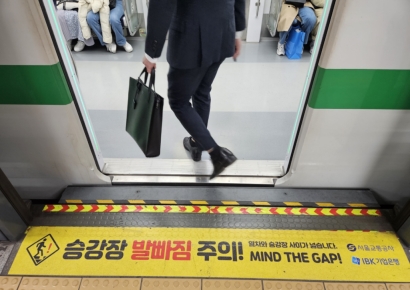 서울지하철, '묻지마 밀치기' 뉴욕지하철과 뭐가 다른가 봤더니…