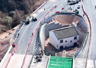 고속도로 한가운데 웬 집이…보상금 더 챙기려다 '알박기' 실패한 中 남성