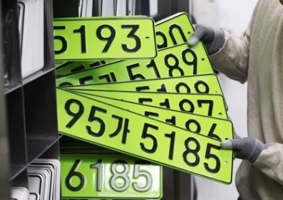 '연두색 번호판' 1년…1억 넘는 수입차 판매 8년 만에 급감