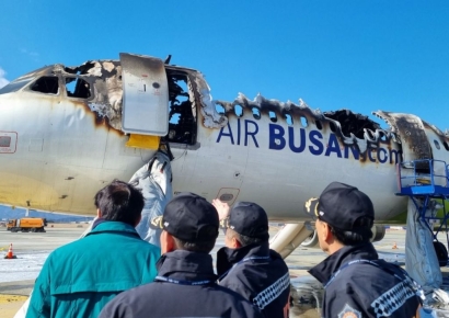 "승객이 직접 비상구 열고 대피" 보도에 에어부산 "비상구 자리 손님의 역할"