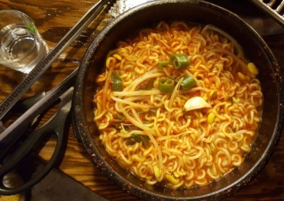 "돈 없어서 못 먹지?"…놀림당하는 아이에게 라면 건넨 사장님