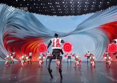 옷 맞춰 입고 어려운 동작 척척…中 방송서 춤추는 휴머노이드 로봇