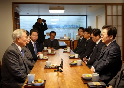 문재인 “통합·포용 행보 민주당에 중요”…이재명 “공감”