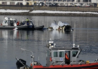 67명 탄 美 워싱턴 여객기·헬기 충돌…트럼프 "생존자 없다"