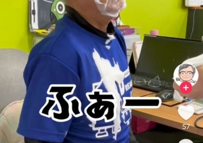 "낮잠 자는 분 깨워보겠습니다" 면도 크림을 75세 임원 얼굴에...100만 열풍 '아저씨 틱톡' [일본人사이드]