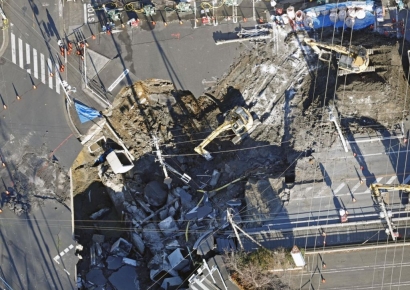 일본 도쿄 인근 싱크홀 점점 커져…추락 운전자 구조 난항