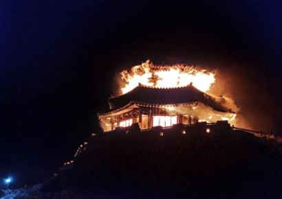 스노모빌·곤돌라 타고 가 불 꺼봤지만…'인증샷 명소' 상제루 잿더미