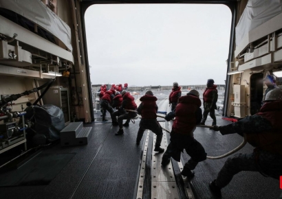 [포토] 입항 준비하는 정조대왕함 승조원들