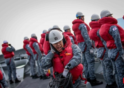 [포토] 분주한 이지스구축함 정조대왕함 승조원들
