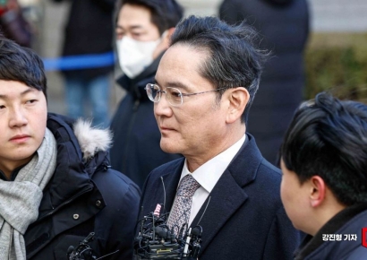 [포토] 법정으로 이동하는 이재용 삼성전자 회장