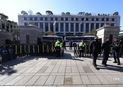 ‘마은혁 미임명’ 권한쟁의 결정 연기…여 “흠결” vs 야 “신중”