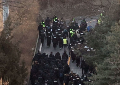 경찰 특수단, 8시간 대치 끝 철수…또 불발된 경호처 압수수색