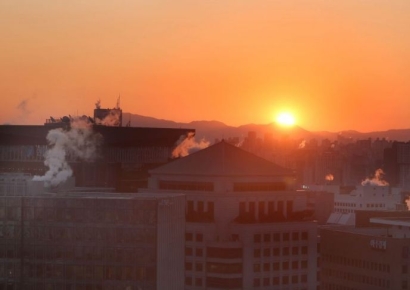 [포토] 최강 한파, 난방 수증기 뿜어 내는 도심