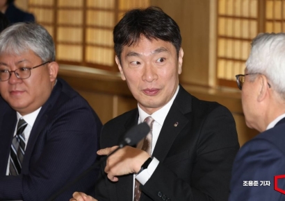 [포토] 대화하는 이복현 금융감독원장