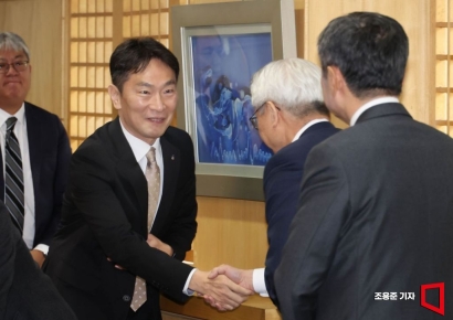 [포토] 참석자와 인사하는 이복현 원장