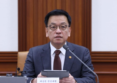 崔 대행 “민생경제 회복 최우선...유류세 인하 2개월 연장”