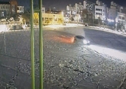 "잔디 깐 줄 몰랐어요"…15억 들인 운동장서 '드리프트' 20대 사과