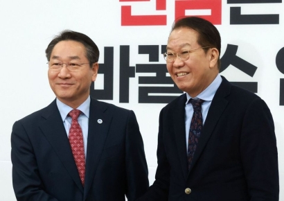 [포토] 권영세, 유정복 만나 "지방정부도 민생경제 안정 최우선해야"