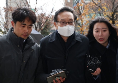 [단독]檢 “손태승, 처남 청탁받고 승진한 직원에 ‘튀지 않게 조심하라’”