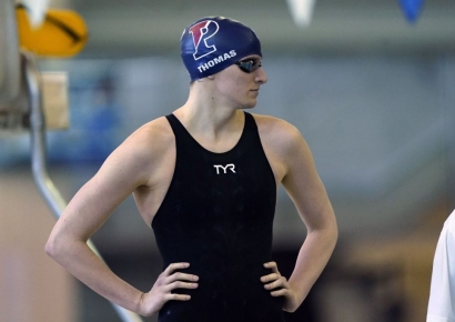 '성전환 여성 출전금지' 서명에 트럼프 에워싼 여성 선수들 '환호'