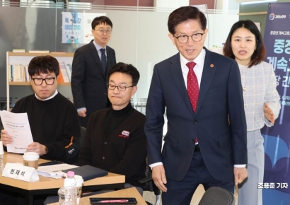 [포토] 중장년계속고용 간담회 참석하는 김문수 장관