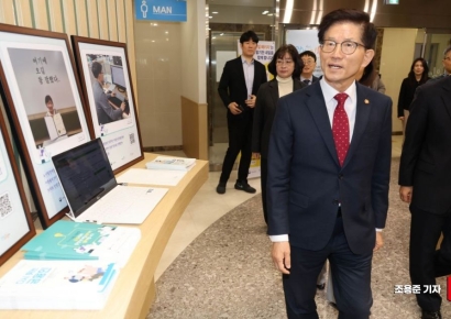 [포토] 서울중장년내일센터 둘러보는 김문수 장관