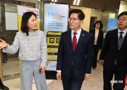 [포토] 중장년계속고용 현장간담회 참석하는 김문수 장관