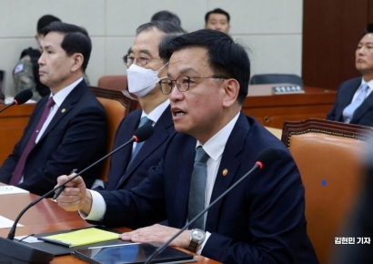 [포토] 崔대행, 마은혁 권한쟁의에 "헌재 결정 존중…그러나 예단 못해"