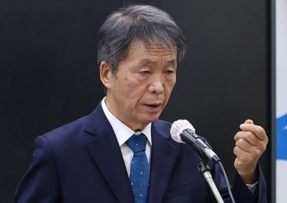 인권위 상임위원 "尹 탄핵하면 헌재 두들겨 부숴 없애버려야" 