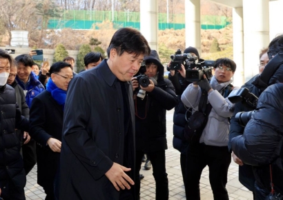 '이재명 측근' 김용, 불법자금 수수 2심도 징역 5년…법정구속