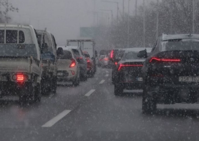 [포토] 폭설, 거북이 걸음하는 차량들