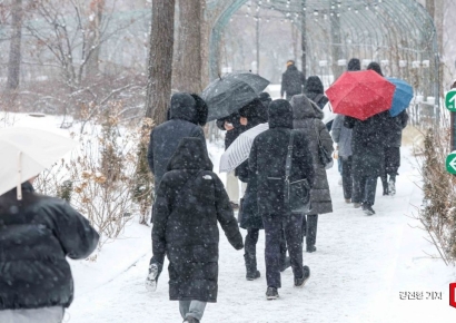 [포토] '눈길 따라서'